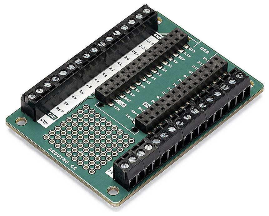 Zelený Arduino shield s několika konektory a šroubovými svorkami, který se používá k rozšíření funkcí Arduino desek.