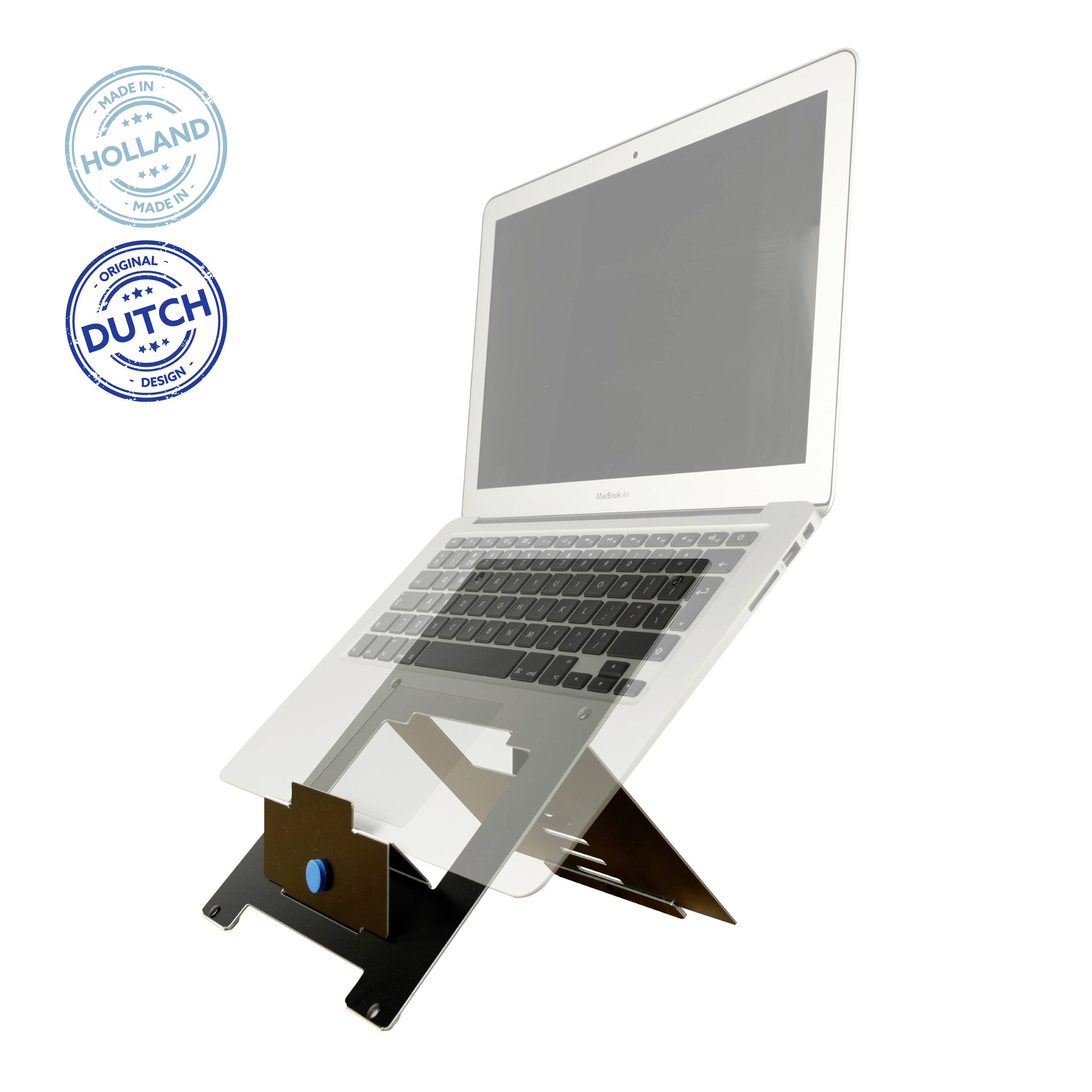 Laptop stojí na černém, výškově nastavitelném stojanu. Vlevo nahoře jsou dvě pečeti s textem 'VYROBENO V HOLANDSKU' a 'ORIGINÁLNÍ HOLANDSKÝ DESIGN'.