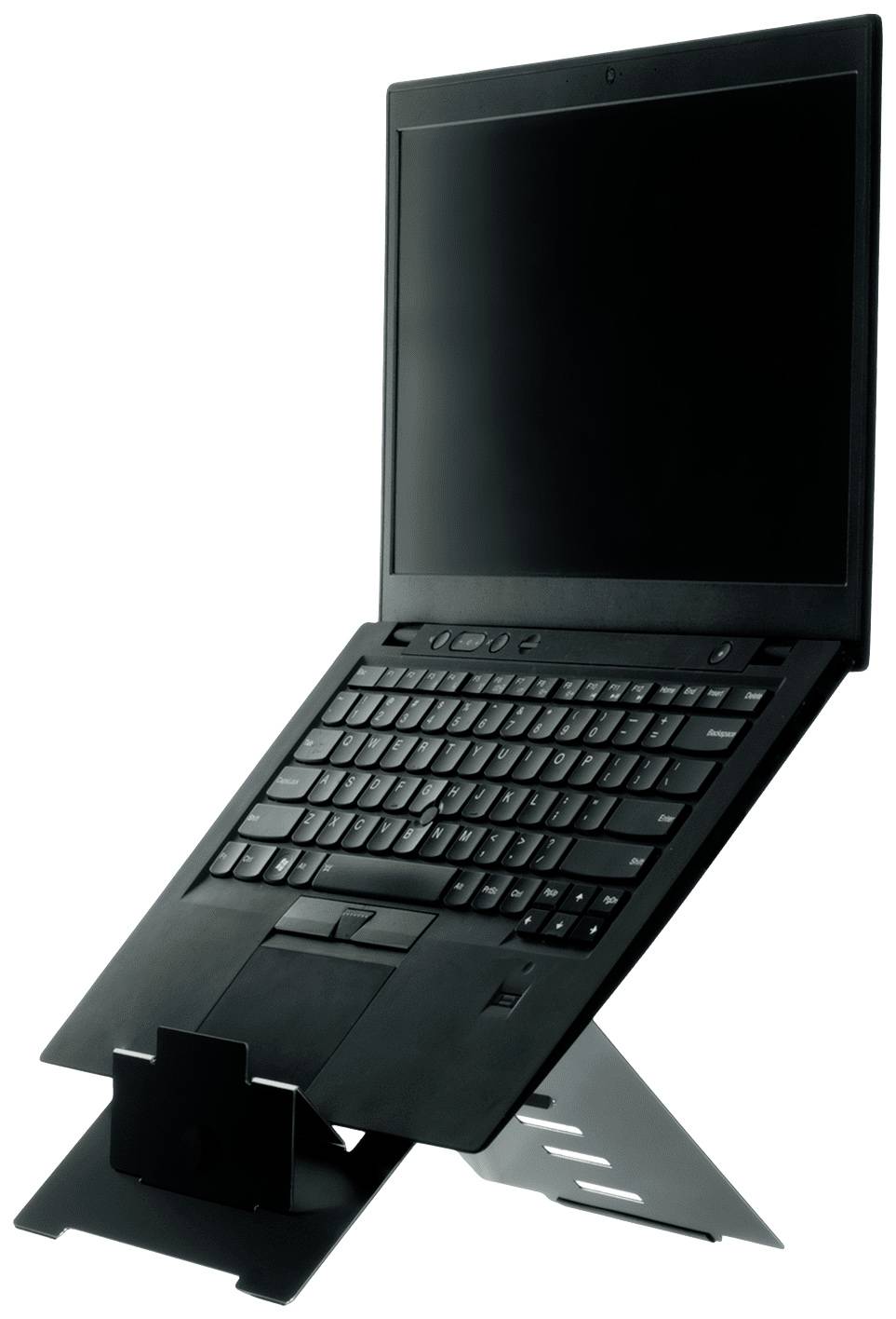 Černý laptop stojí na stole v nakloněném stojanu. Obrazovka je zapnutá, ale nezobrazuje žádný obsah.