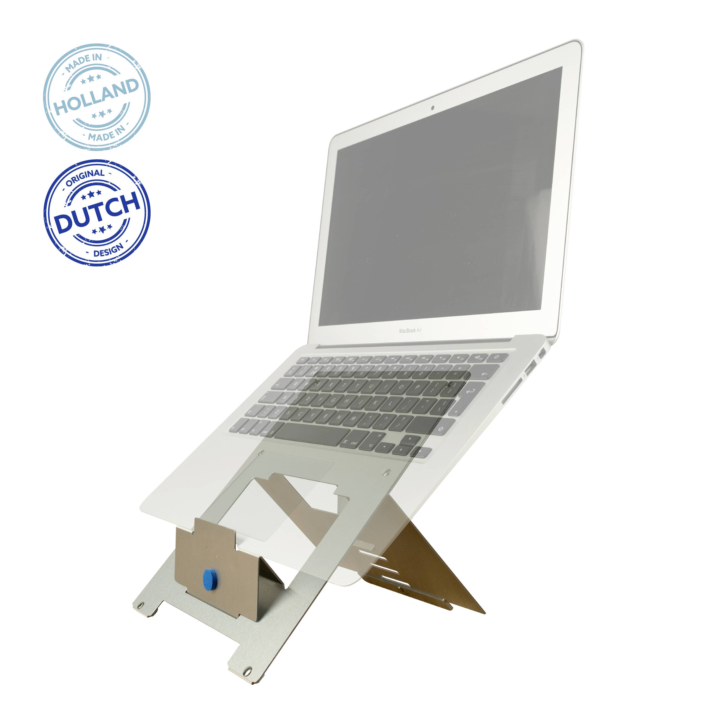 Notebook leží na ergonomickém stojanu. Vlevo nahoře jsou dvě kulatá loga s textem 'Vyrobeno v Holandsku' a 'Originální holandský design'.