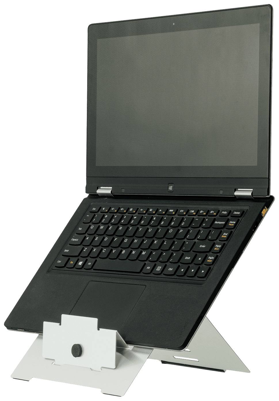 Laptop na stříbrném stojánku, otevřený a připravený k použití. Obrázek ukazuje zařízení v ergonomicky zvýšené poloze pro lepší úhel pohledu.