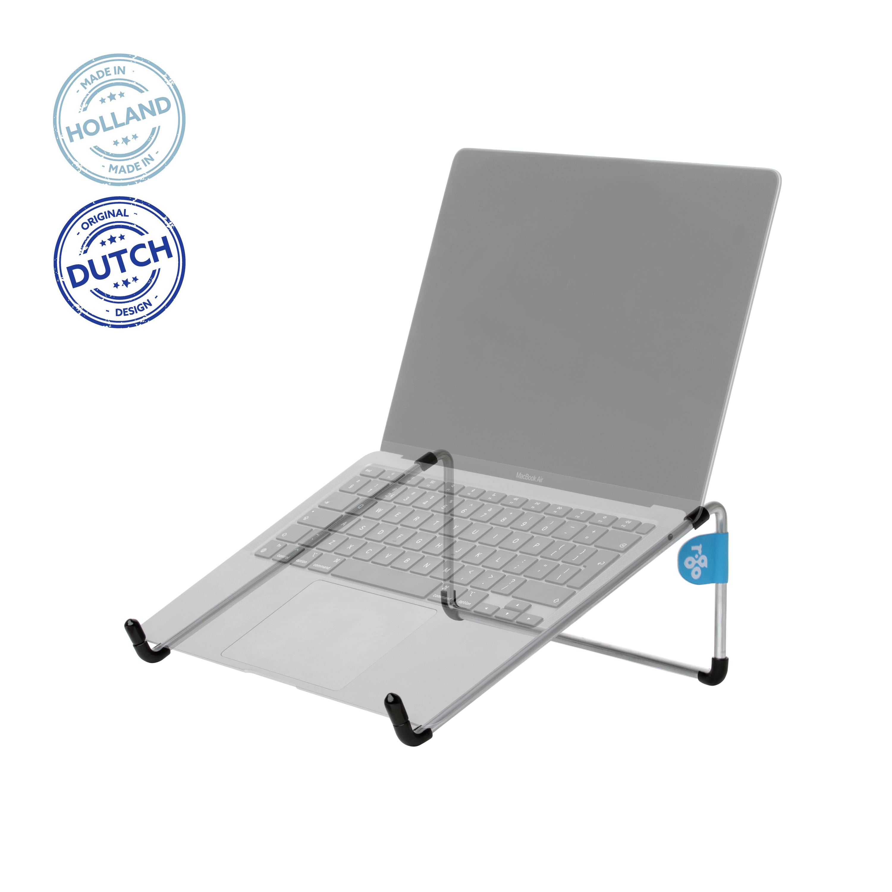 Laptop sedí na ergonomickém, průhledném stojanu s modrým logem, vedle něj jsou umístěny štítky „Vyrobeno v Holandsku" a „Holandský design".