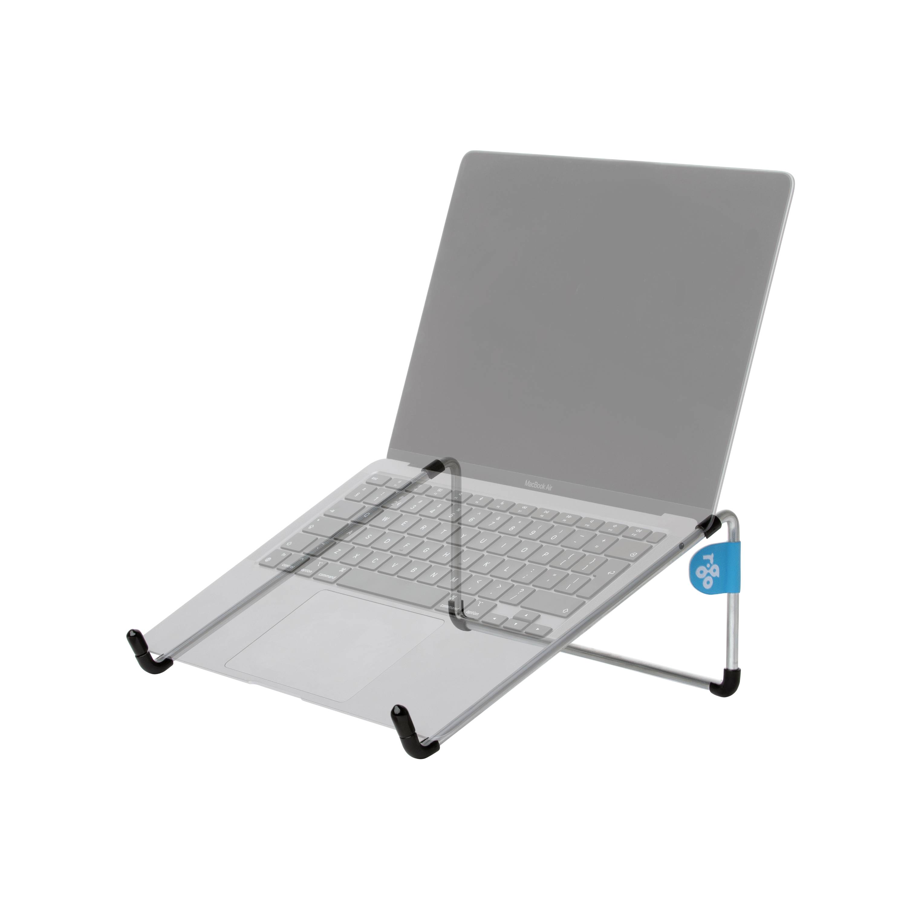 Transparentní stojan na notebook z plastu a kovu, umístěný pod notebook, zvyšuje jeho polohu pro lepší pohled a pohodlnější psaní.