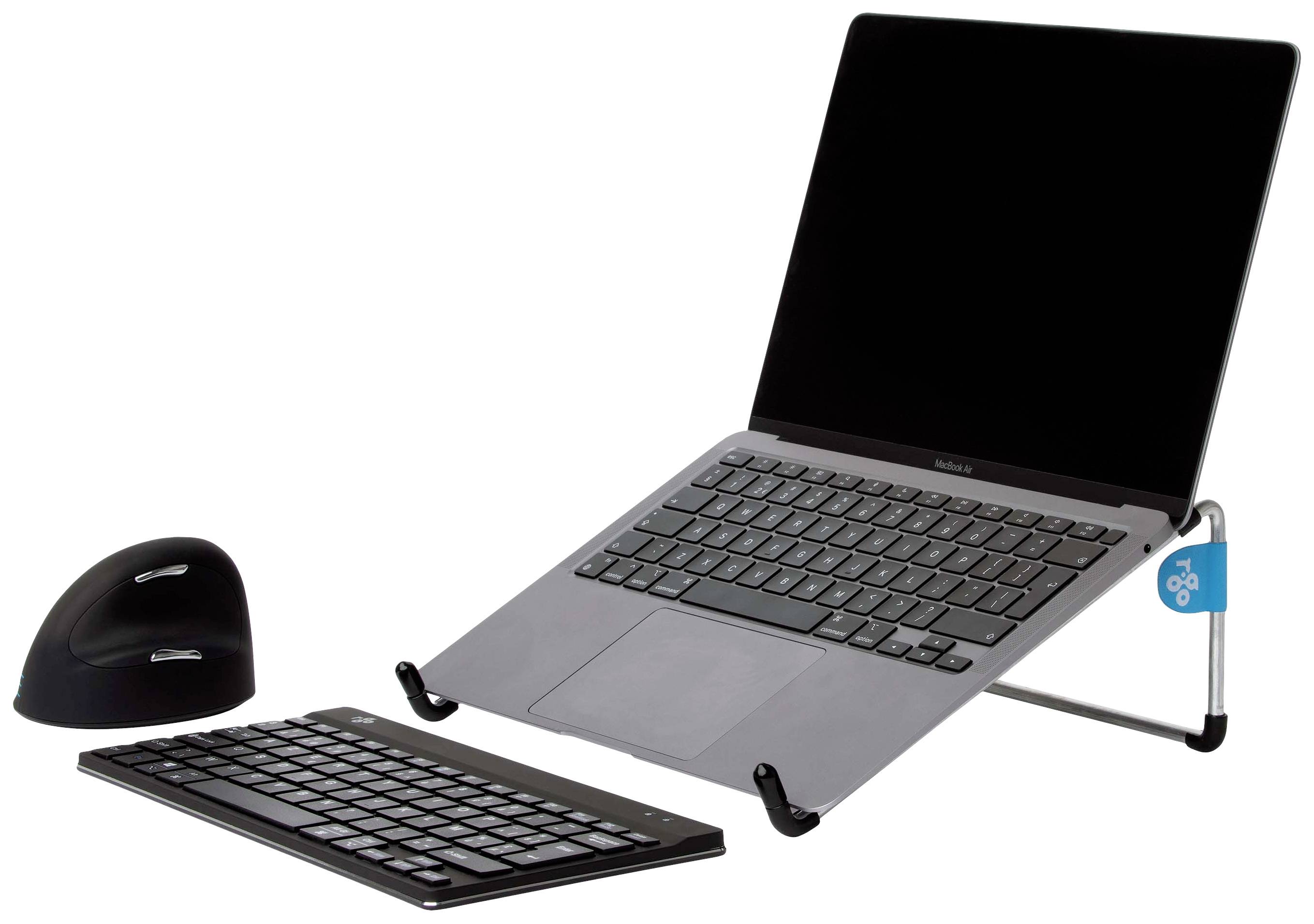 Laptop na stojanu s bezdrátovou klávesnicí a myší vedle něj, což vytváří ideální ergonomickou pracovní pozici.