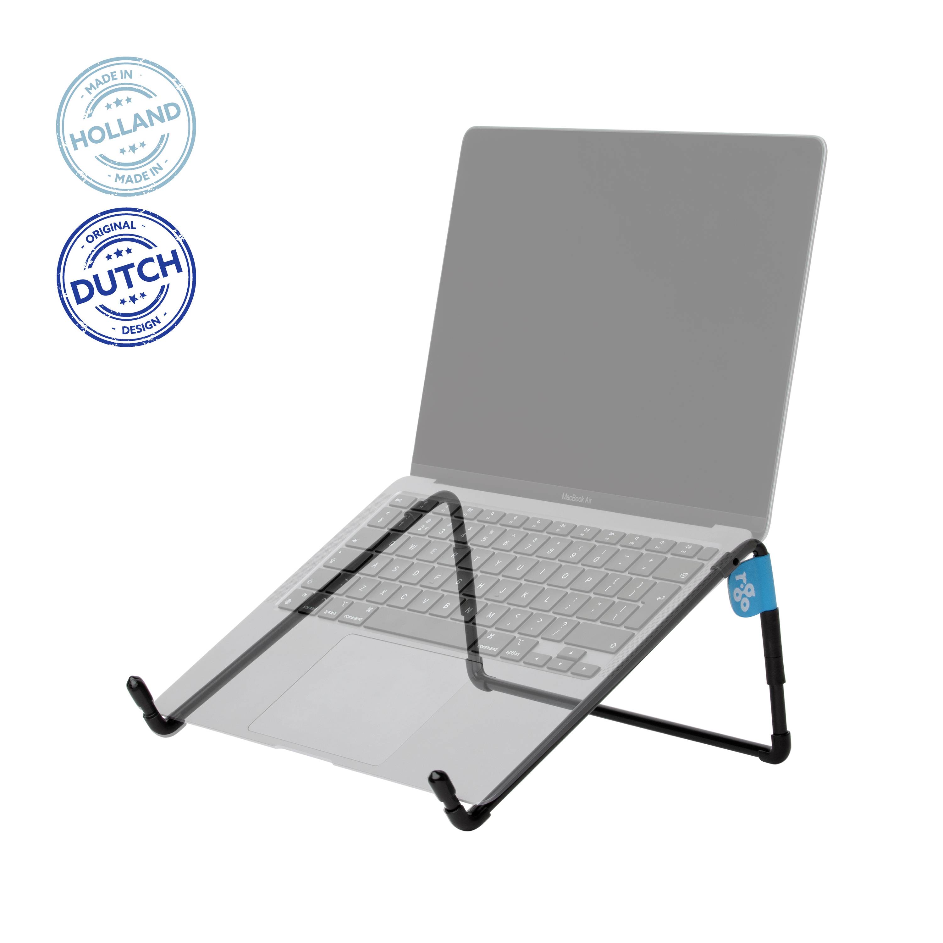 Laptop stojí na černo-bílém stojanu. Vlevo nahoře jsou dvě kulatá loga s nápisy „Vyrobeno v Holandsku" a „Originální holandský design".