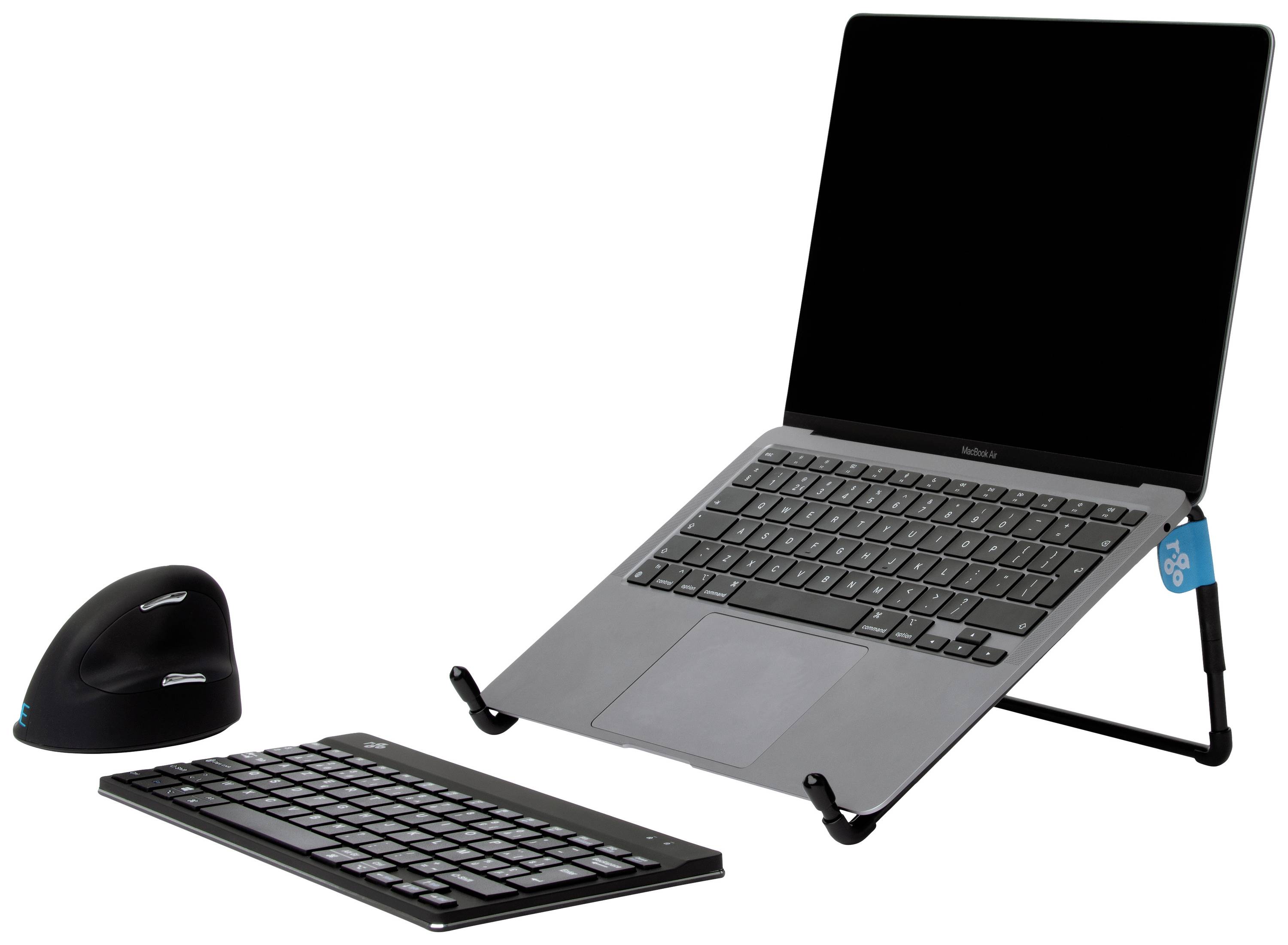 Ergonomické počítačové pracoviště s laptopem na stojanu, vertikální myší a bezdrátovou klávesnicí.