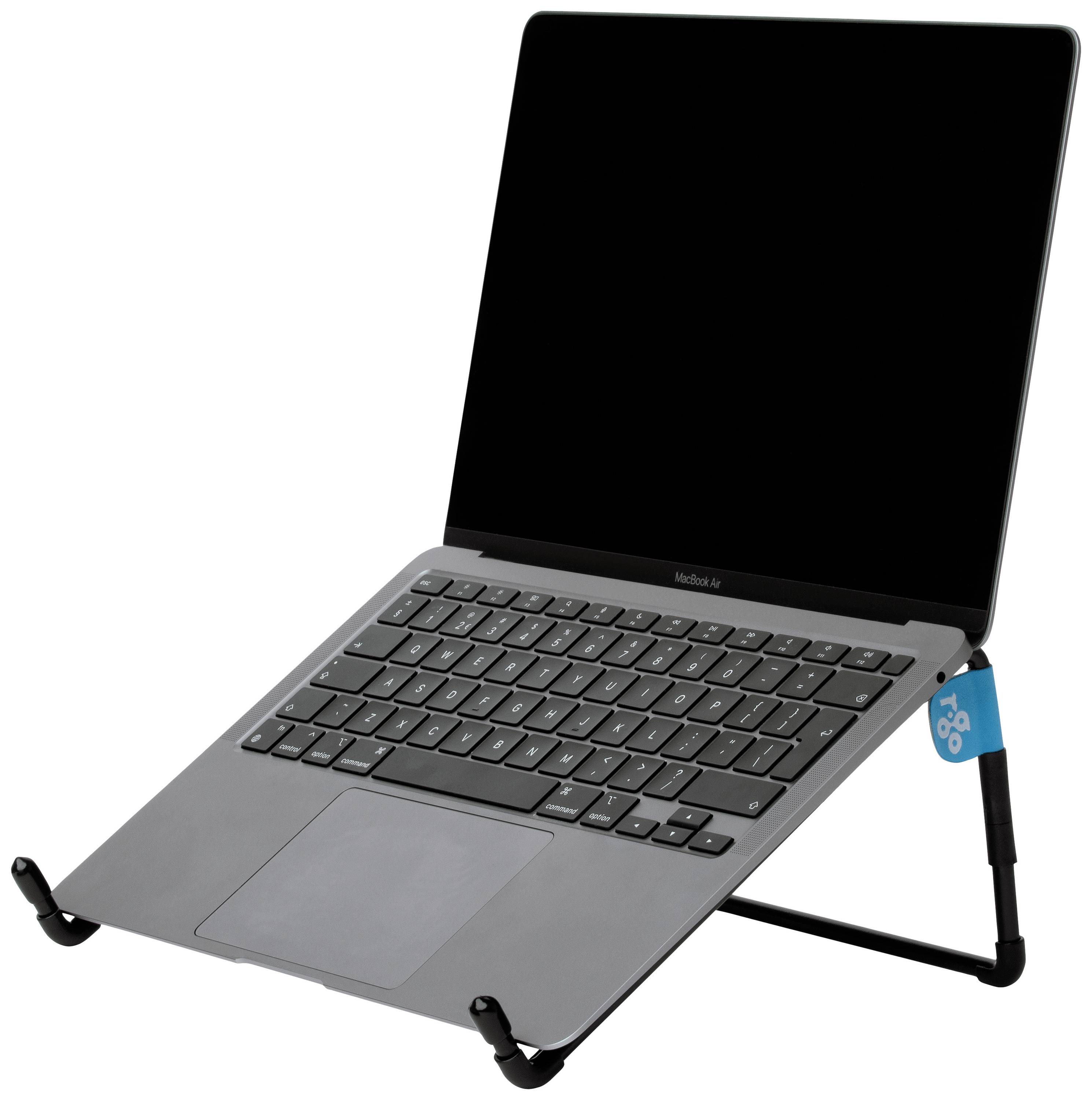 Laptop stojí na černém stojanu. Obrazovka je vypnutá a klávesnice je viditelná. Stojan má modré logo.