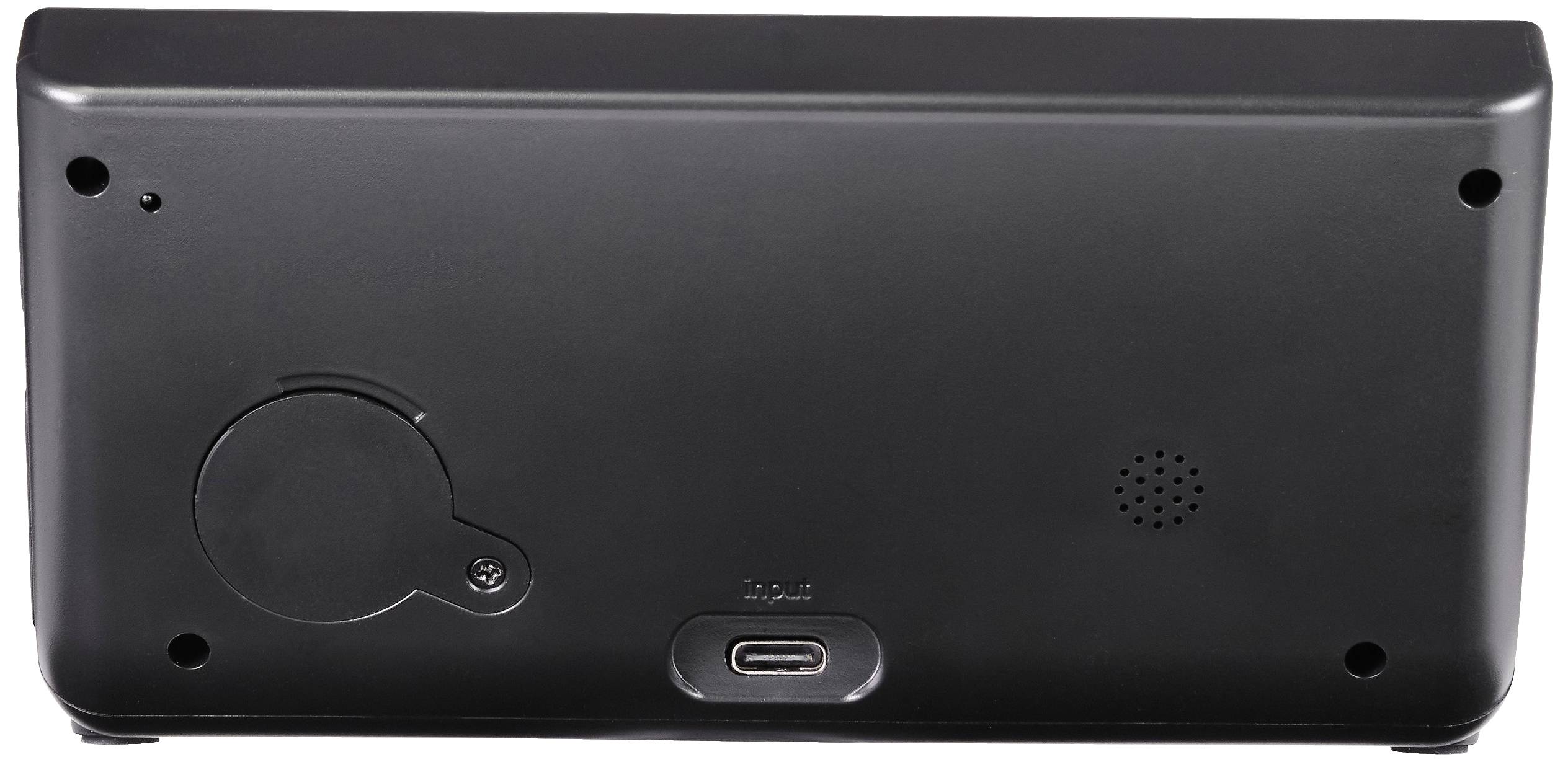 Zadní strana černého elektronického zařízení s USB-C vstupem, mřížkou reproduktoru a krytem prostoru pro baterii. Žádné viditelné logo.