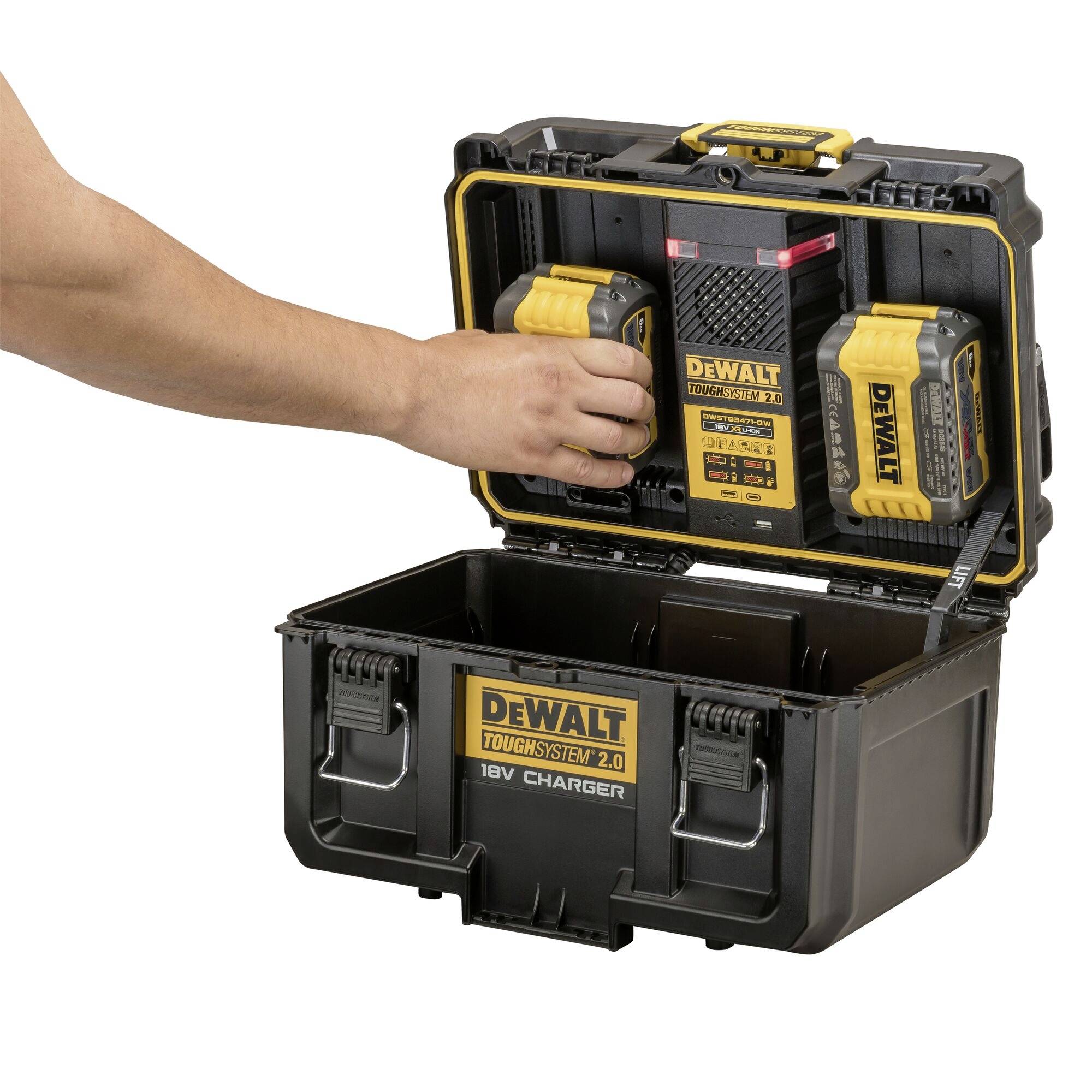 Osoba vkládá akumulátor do nabíjecí stanice Dewalt ToughSystem 2.0, která je integrována v otevřeném černém kufříku na nářadí.