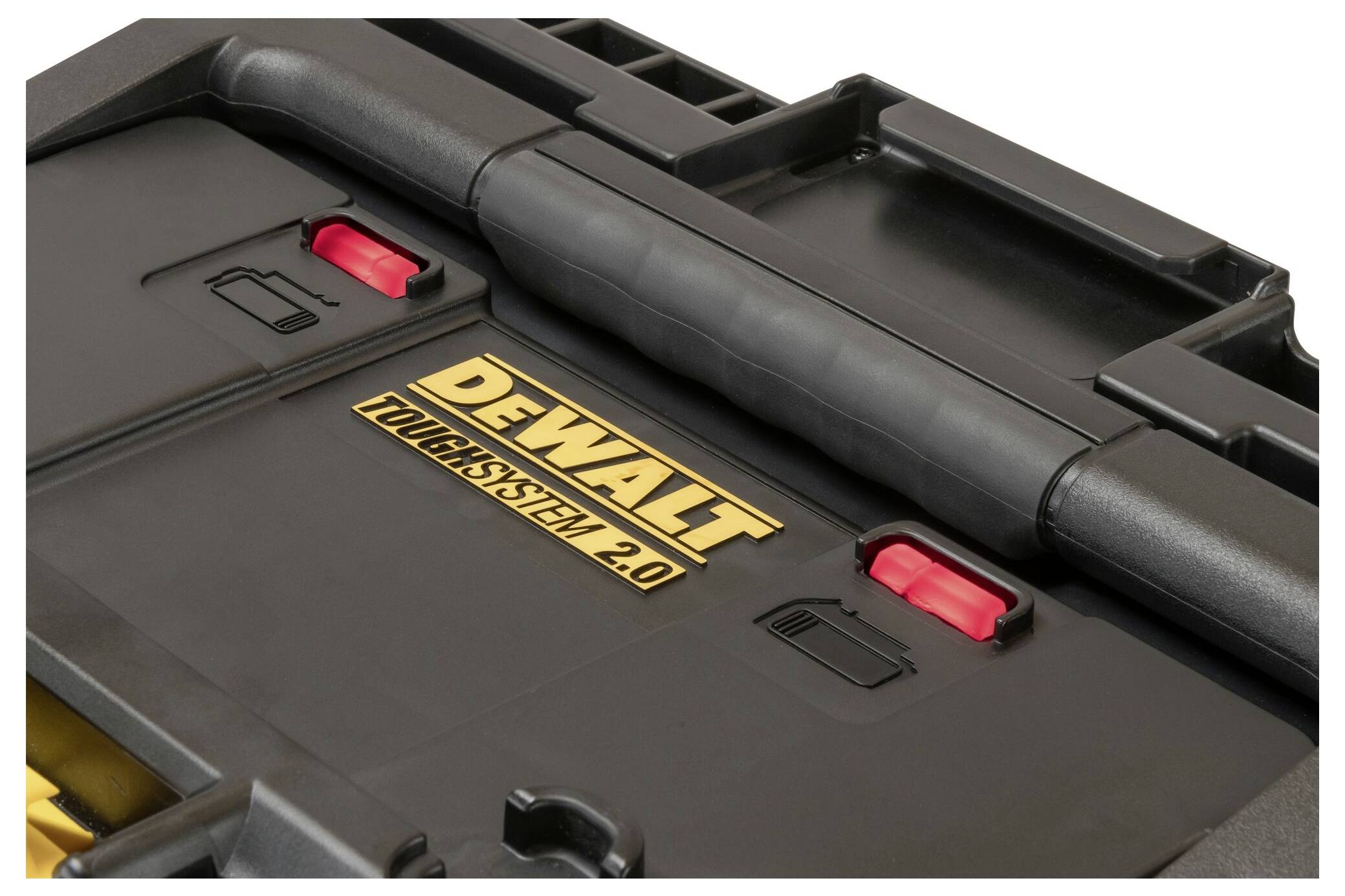 Montážní box značky DeWalt s nápisem "TOUGHSYSTEM 2.0". Box má červené zámky a černou rukojeť.