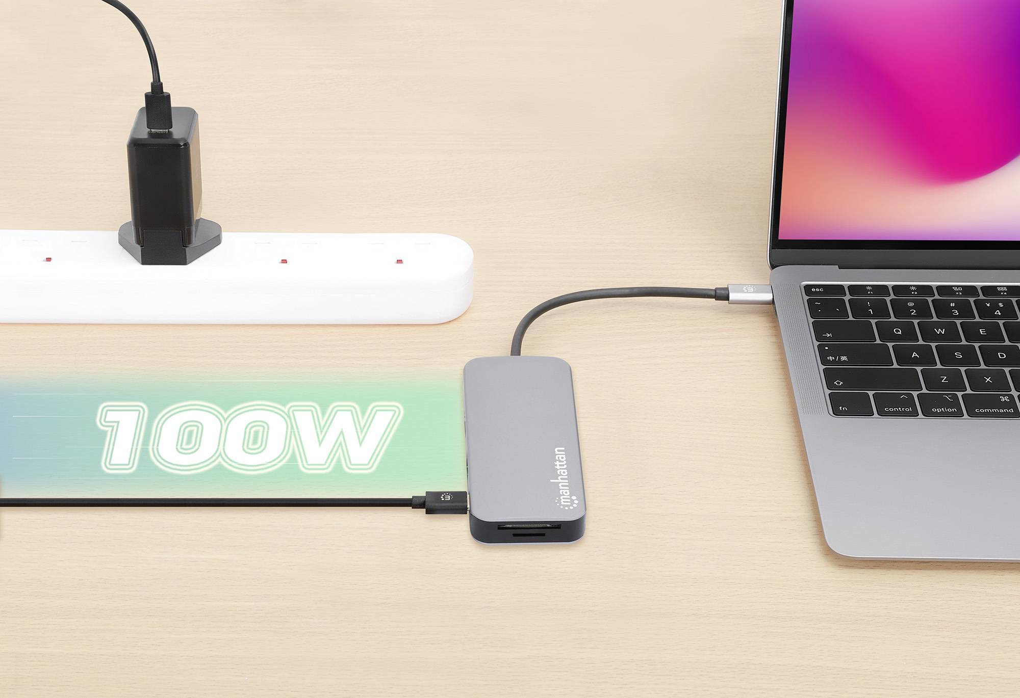 Notebook je připojen přes adaptér k rozvodné liště, která indikuje energetický přenos 100 W.