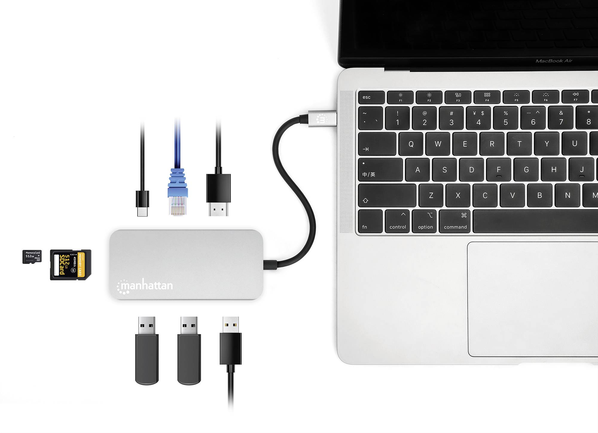 USB-C hub připojený k laptopu, propojený s SD kartami, USB flash disky a ethernetovým kabelem. Umožňuje připojení několika zařízení současně.
