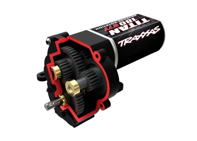 Elektromotor s nápisem 'Titan 12T 550 Motor Traxxas', který zobrazuje mechanické ozubené kolo a připojení.