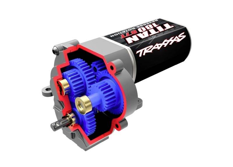 Elektromotor značky Traxxas, model Titan 180, s částečně viditelnými ozubenými koly a hřídeli uvnitř.