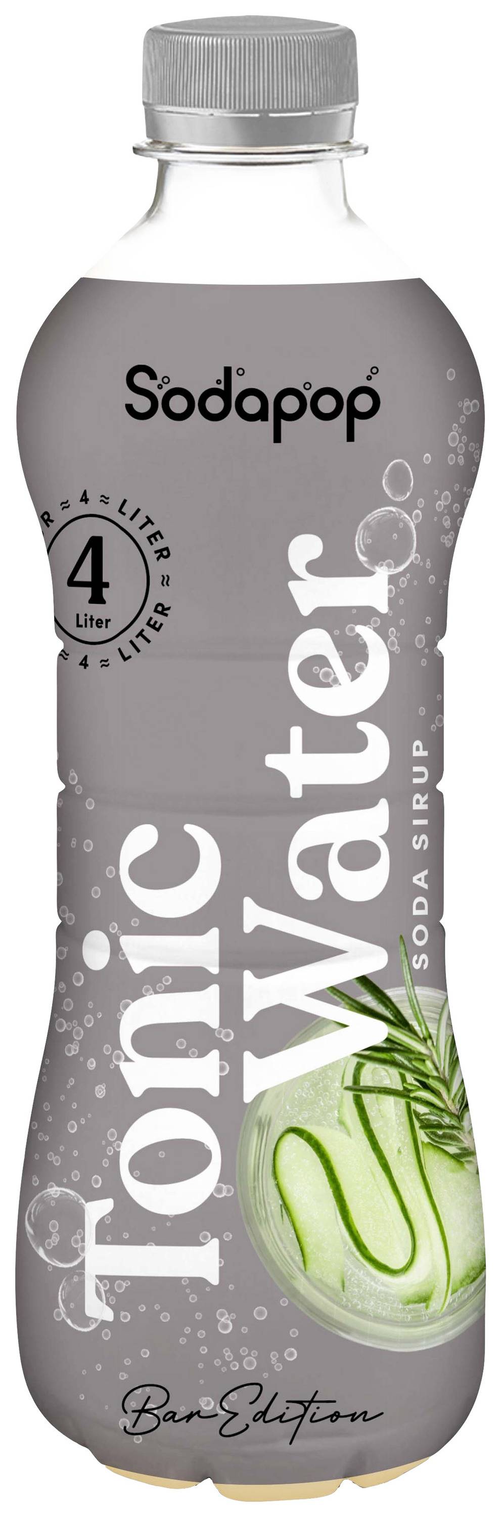 Láhev Sodapop Tonic Water Sirupu se 4litrovým označením na etiketě, ozdobená zelenou limetkou a rozmarýnovou větvičkou.
