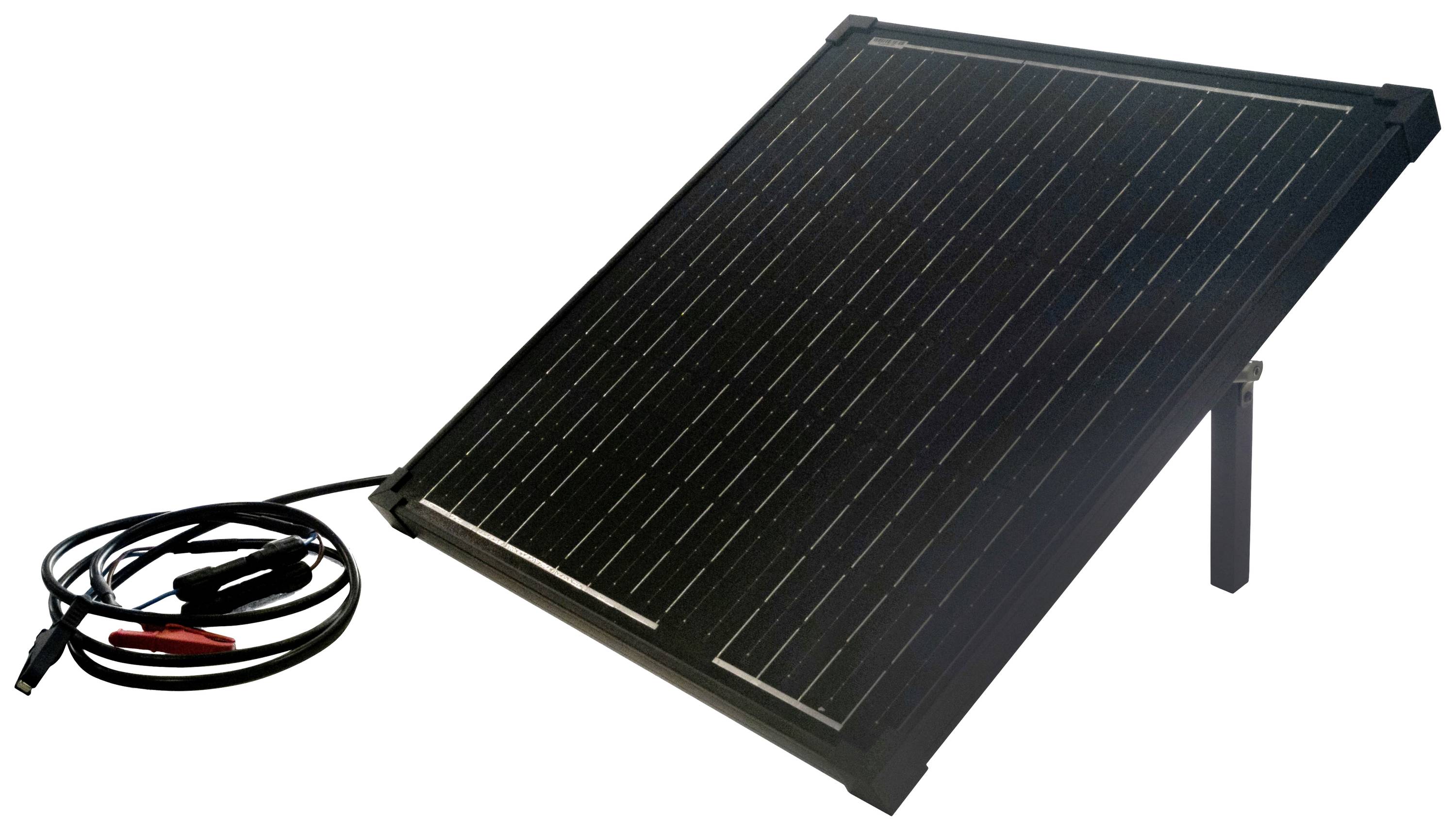 Solární modul s kabely a svorkami na stojanu, určený k výrobě elektřiny ze sluneční energie.