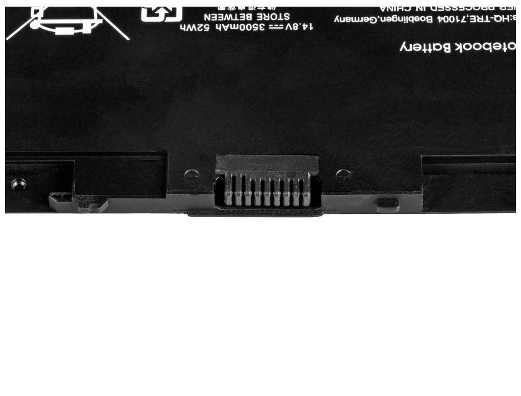 Detailní záběr notebookové baterie s centrálním připojovacím konektorem. Baterie zobrazuje technické specifikace a bezpečnostní informace.