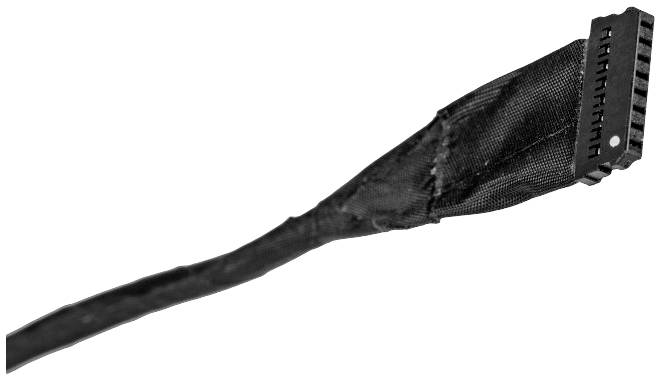 Černý počítačový kabel obalený izolační páskou s obdélníkovým konektorem na konci.