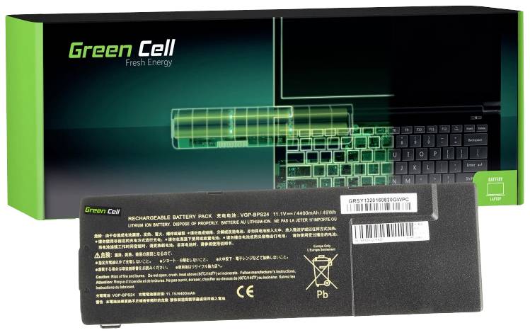 Notebooková baterie značky Green Cell před produktovou krabicí. Štítek s technickými údaji a výstražnými upozorněními. Na pozadí je zobrazený obrázek notebooku.