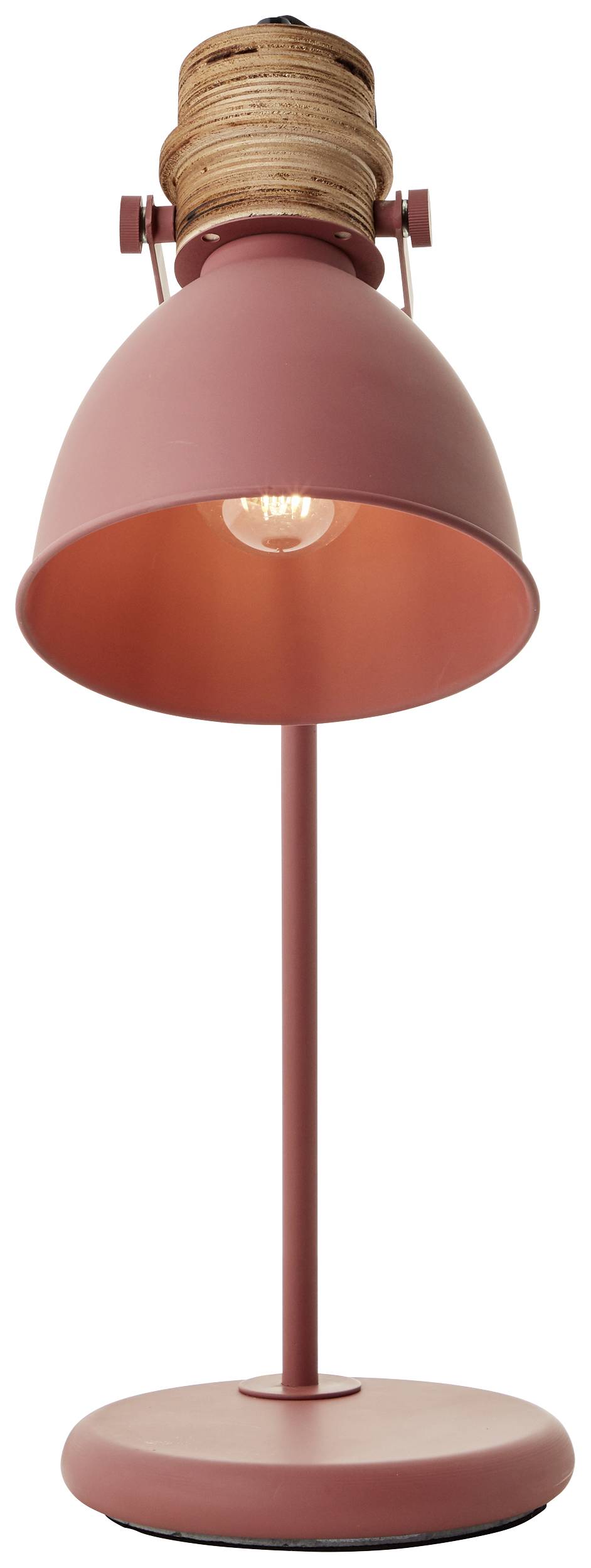 Červená stolní lampa se dřevěnými detaily, svítící se zapnutou, viditelnou žárovkou.