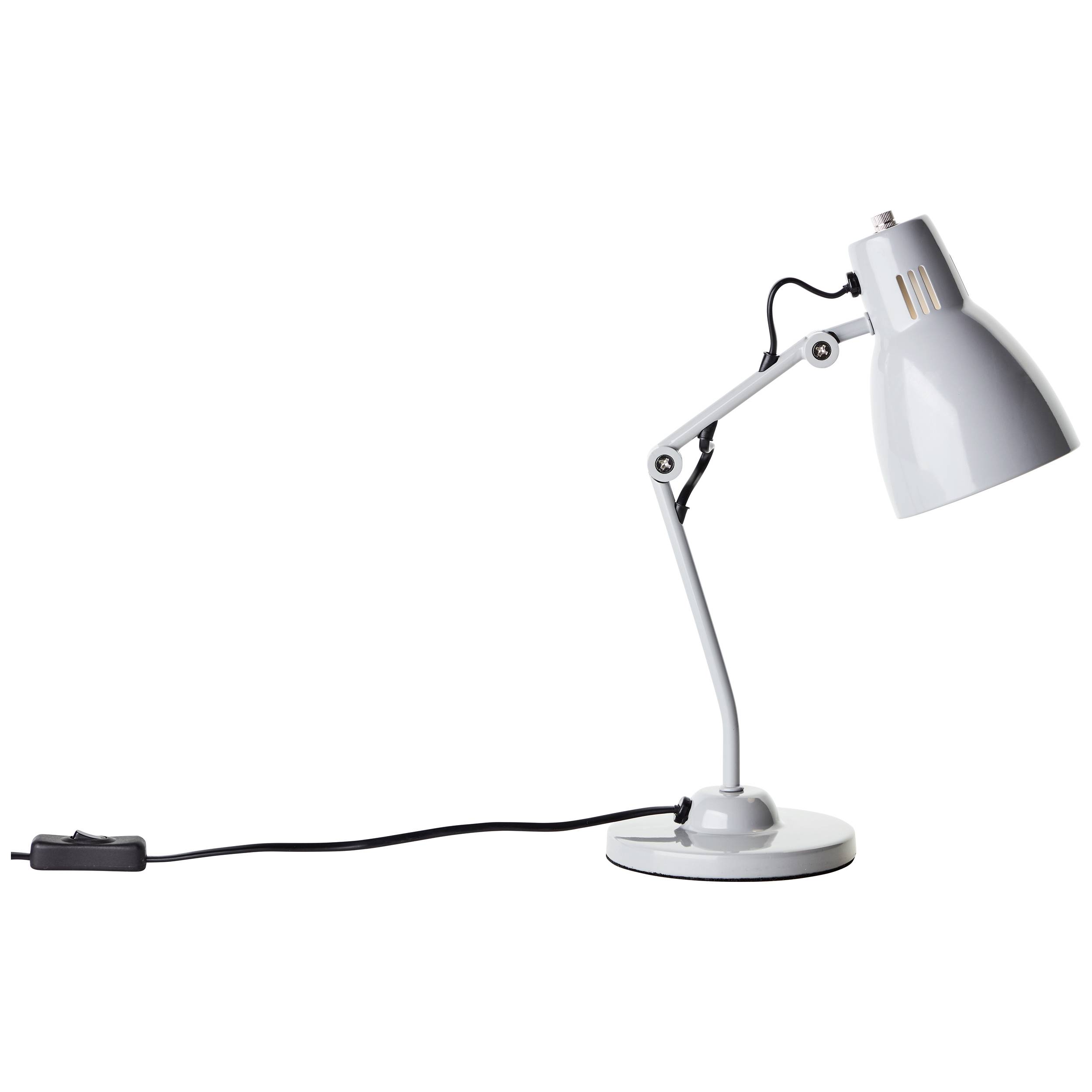 Šedá stolní lampa s nastavitelným ramenem a kulatou základnou stojí z boku; napájecí kabel a vypínač jsou viditelné.