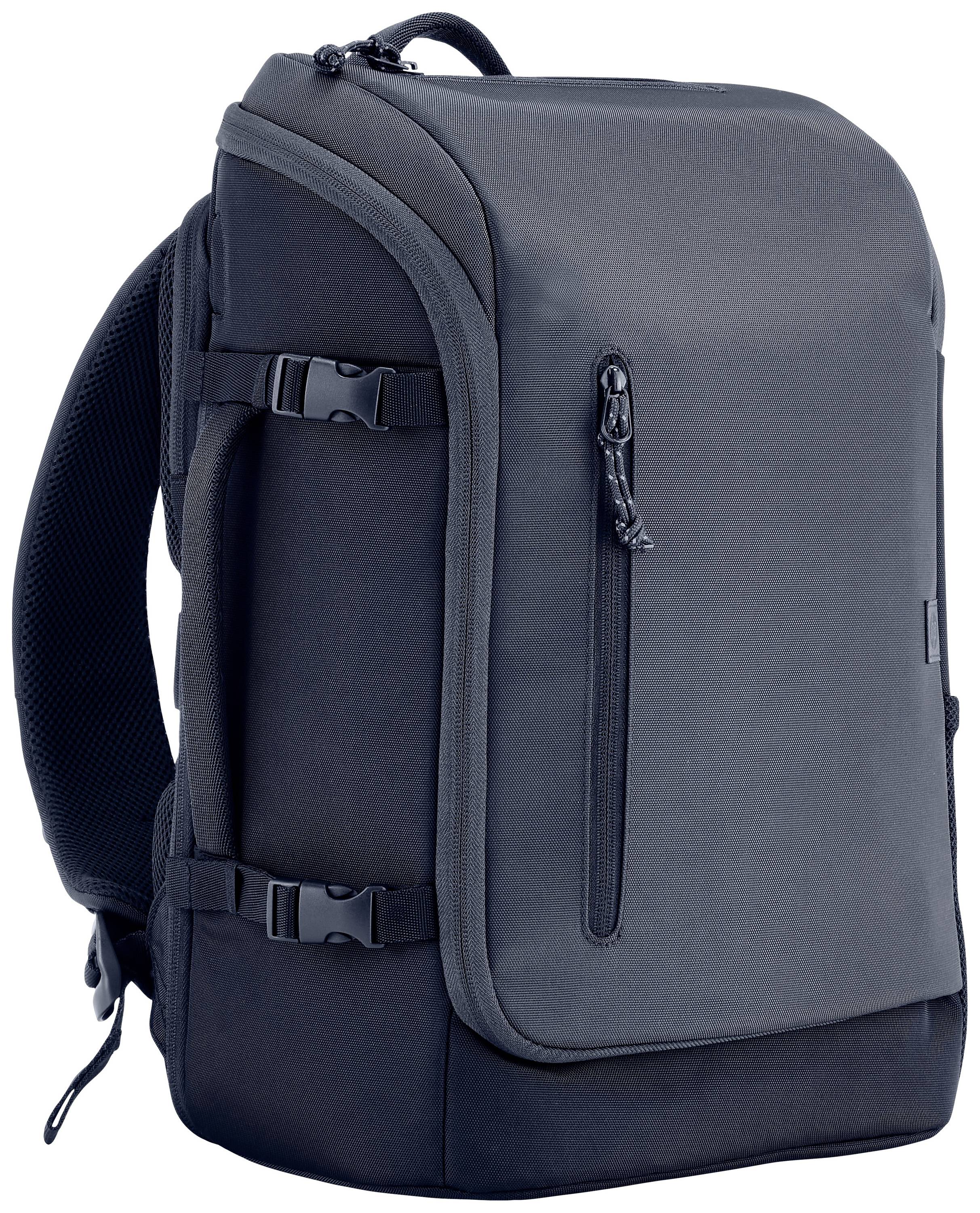 Černý batoh s předním zipovým oddílem a dvěma postranními přezkami. Ergonomické popruhy pro pohodlné nošení.
