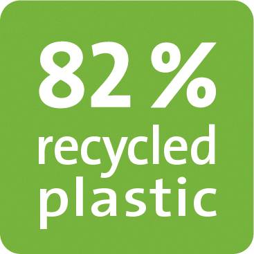 '82 % recyklovaného plastu' bílým textem na zeleném pozadí. Text informuje o podílu recyklovaného plastu.