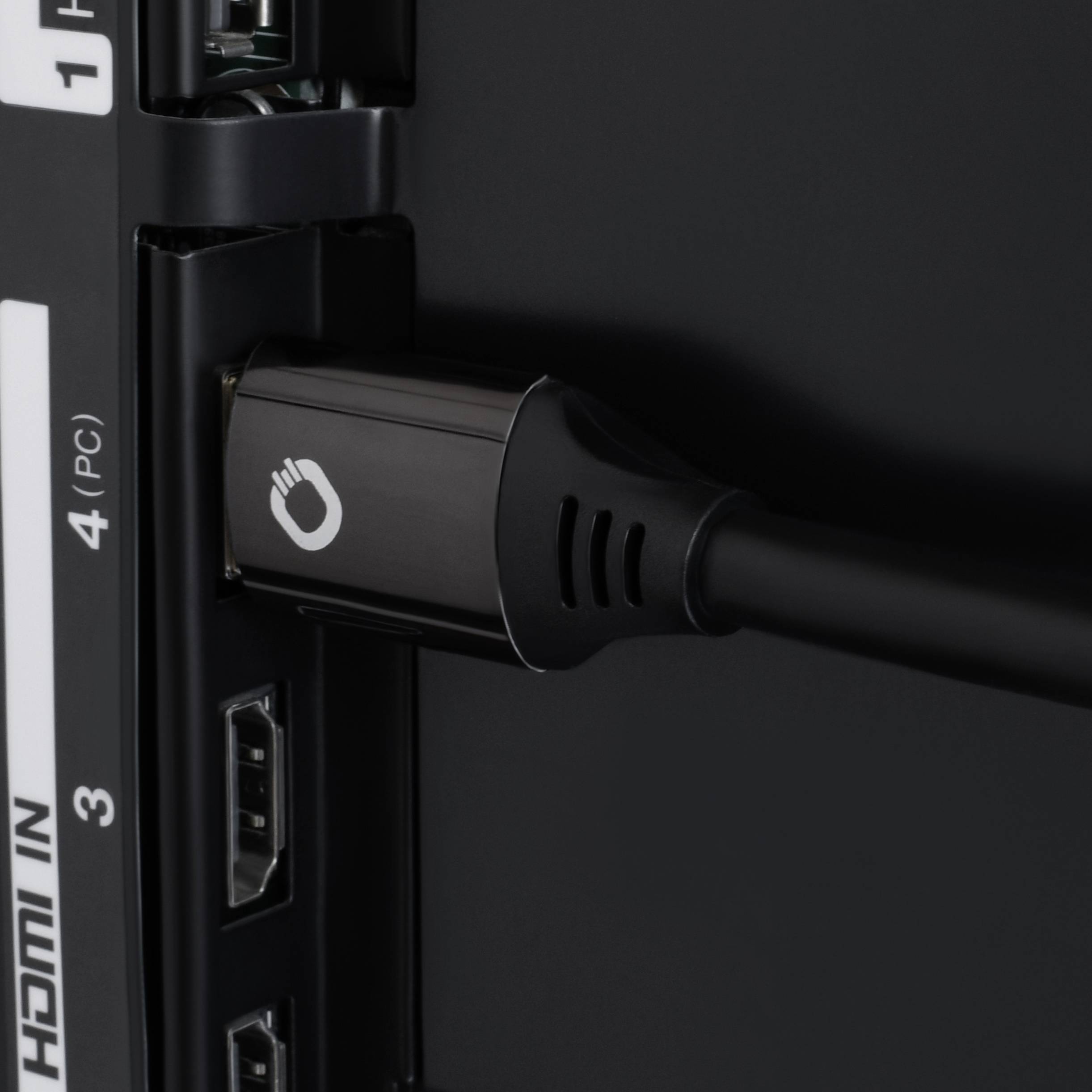 HDMI kabel zasunutý do portu HDMI IN na zařízení, boční pohled s viditelnými čísly portů 1 až 3.