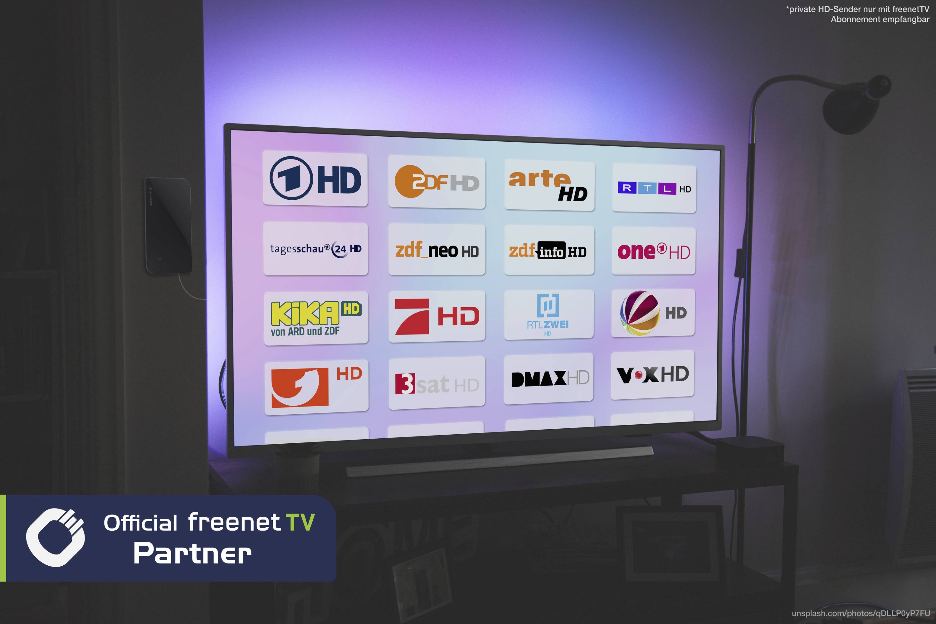 Televizor zobrazuje loga různých televizních kanálů včetně 'ZDF', 'ARD' a 'RTL'. V rohu je nálepka: 'Oficální partner freenet TV'.