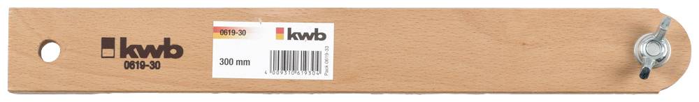 Dřevěné krájecí prkénko s kovovým svorníkem, dlouhé 300 mm, s nálepkou s názvem značky a čárovým kódem.