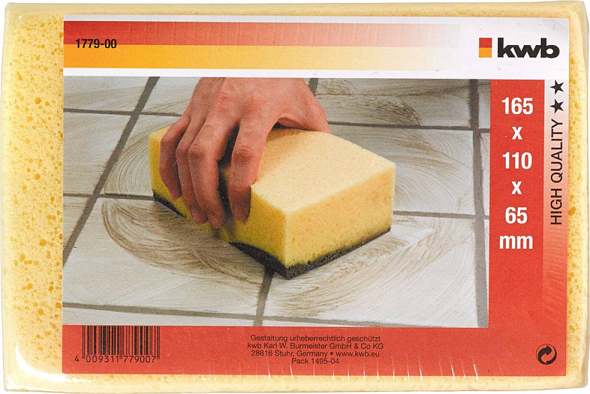 Jedna ruka čistí dlaždice žlutou houbou. Vedle informace: Velikost houby 165 x 110 x 65 mm a značka 'kwb'.