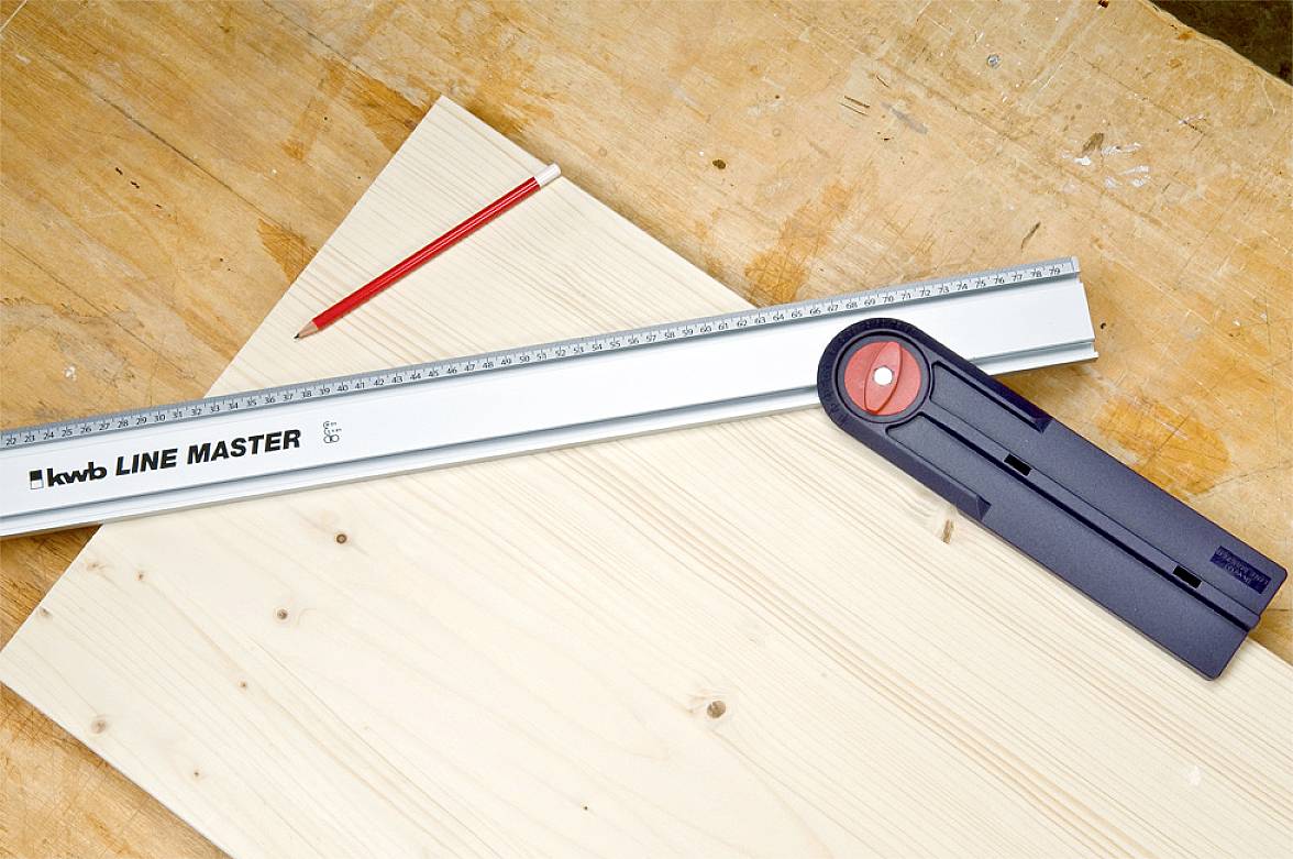 Pravítko, úhloměr a tužka leží na dřevěné desce. Nástroje pro měření a kreslení při řemeslné práci.