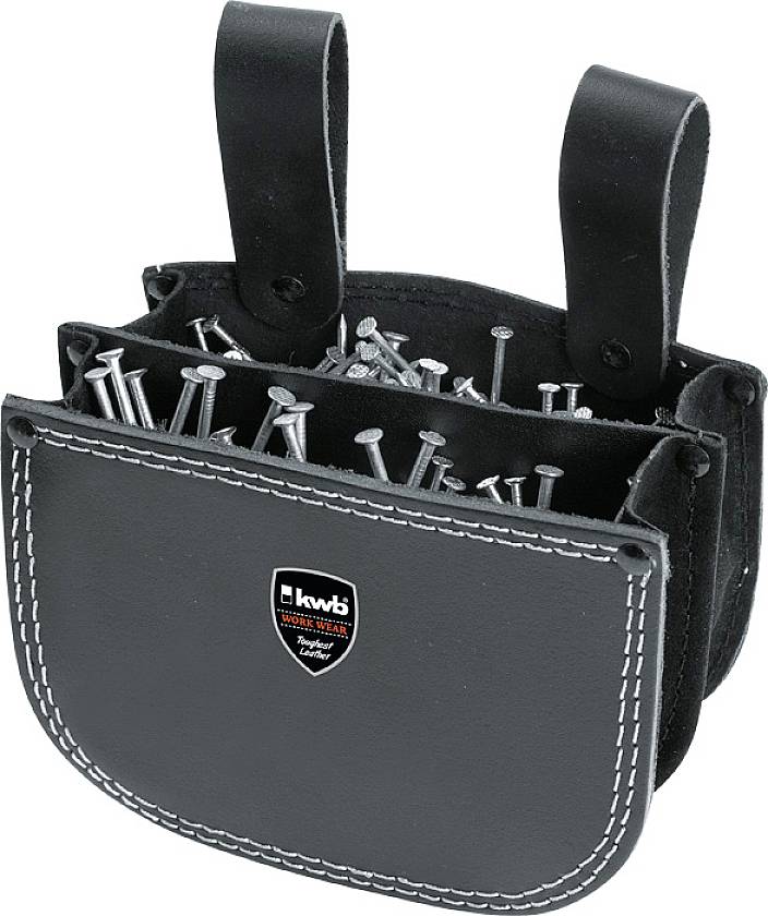 Černá kožená taška s nýty a připevněním na opasek. Dekorativní švy a emblém s nápisem 'kwb Work Wear'.