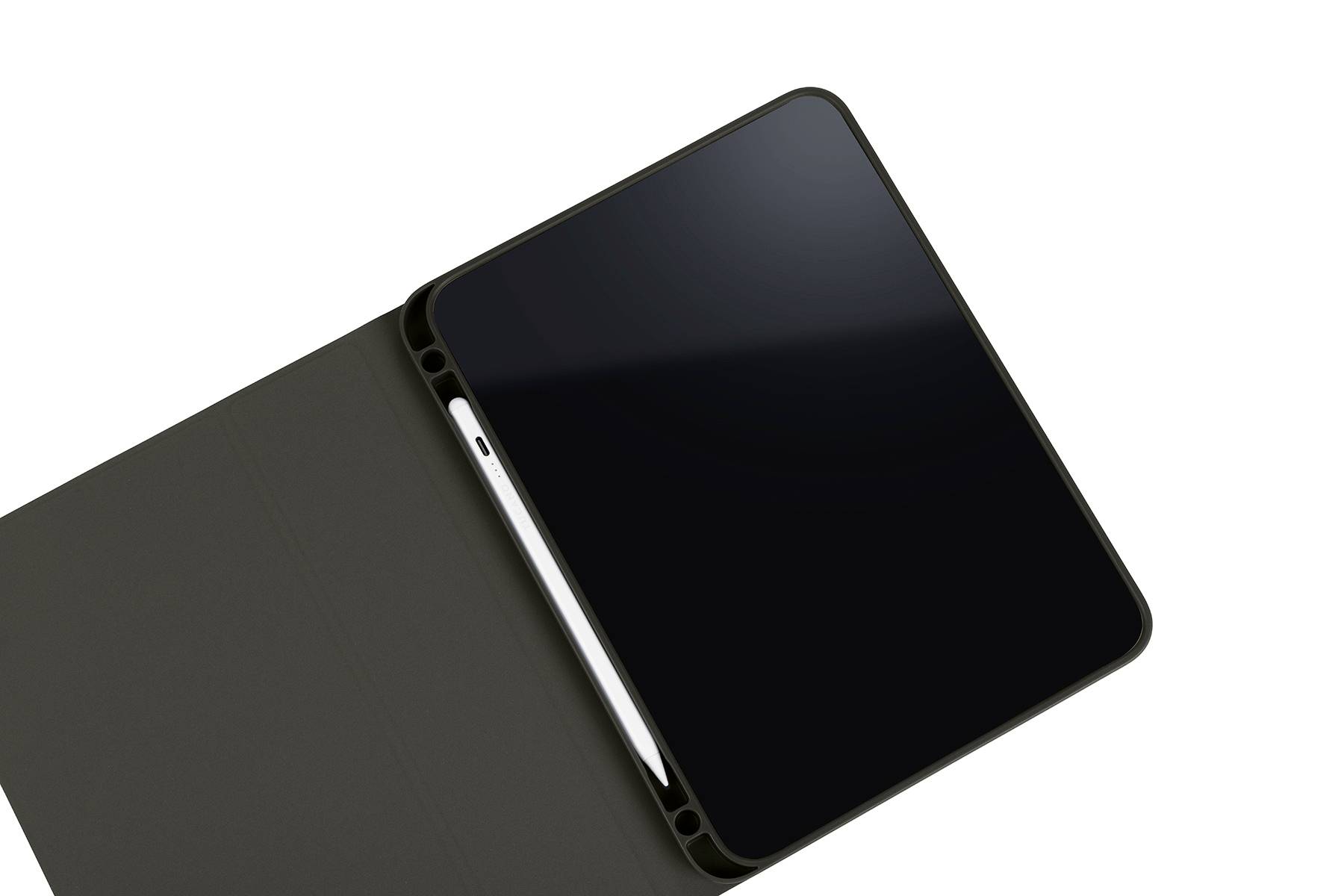Tablet v černém obalu, položený z poloviny otevřený na bílém povrchu.