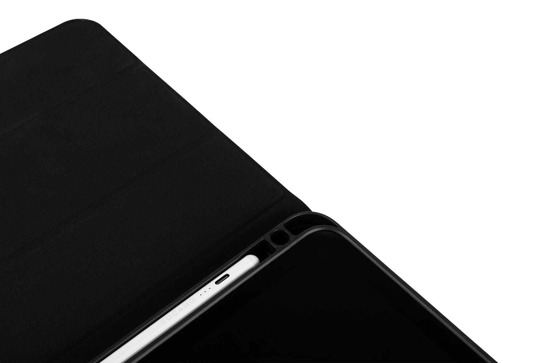 Tablet v černém obalu, částečně otevřené, na bílém pozadí.