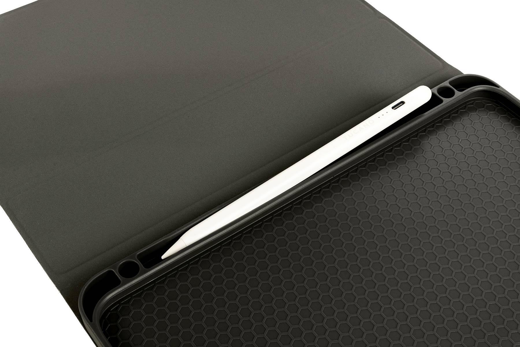 Černý obal na tablet s vnitřním designem včelí mřížky a bočním výsuvem, kde je bezpečně uložen bílý stylus.