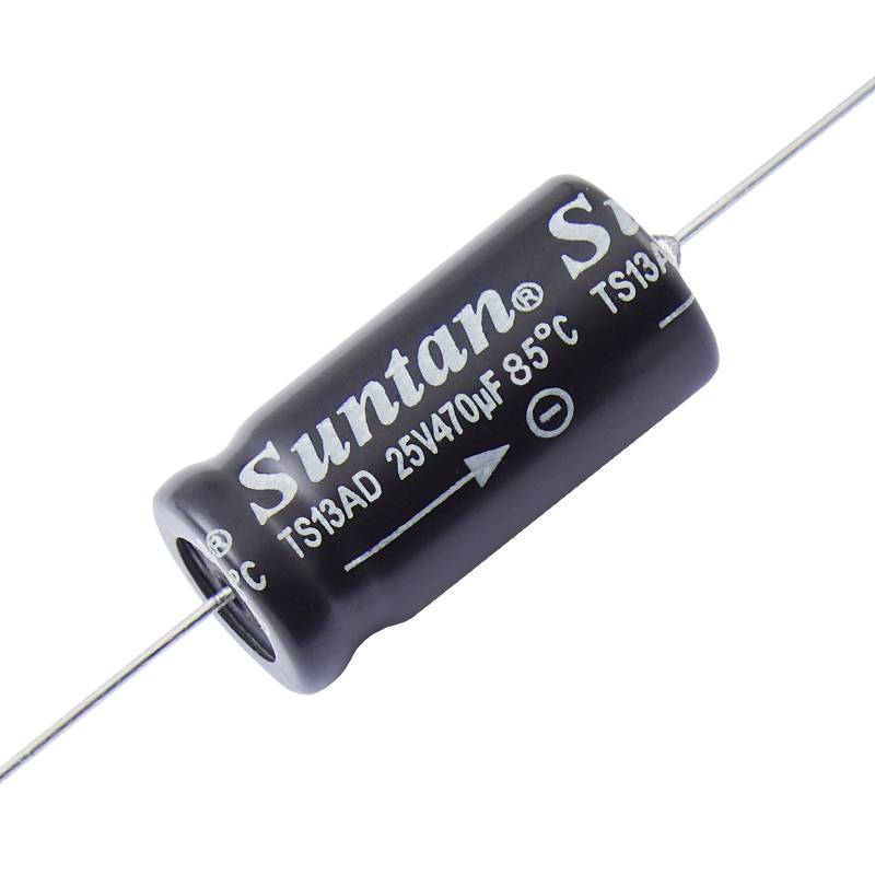 Kondenzátor s černým pouzdrem, štítek uvádí: 'Suntan TS13AD 25V 470μF 85°C'. Elektrické kontakty na obou koncích.