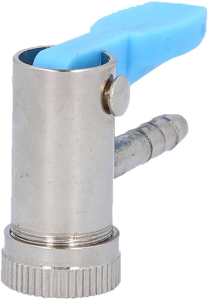 Kovový adaptér s modrým páčkou, pravděpodobně určený pro propojení hadic nebo trubek, izolovaný na bílém pozadí.