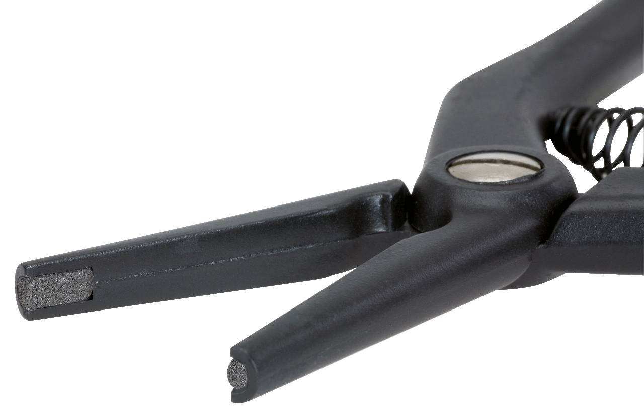 Detailní záběr černých kleští s jemným hrotem. Ideální pro přesnou práci při opravách nebo jemné mechanice.