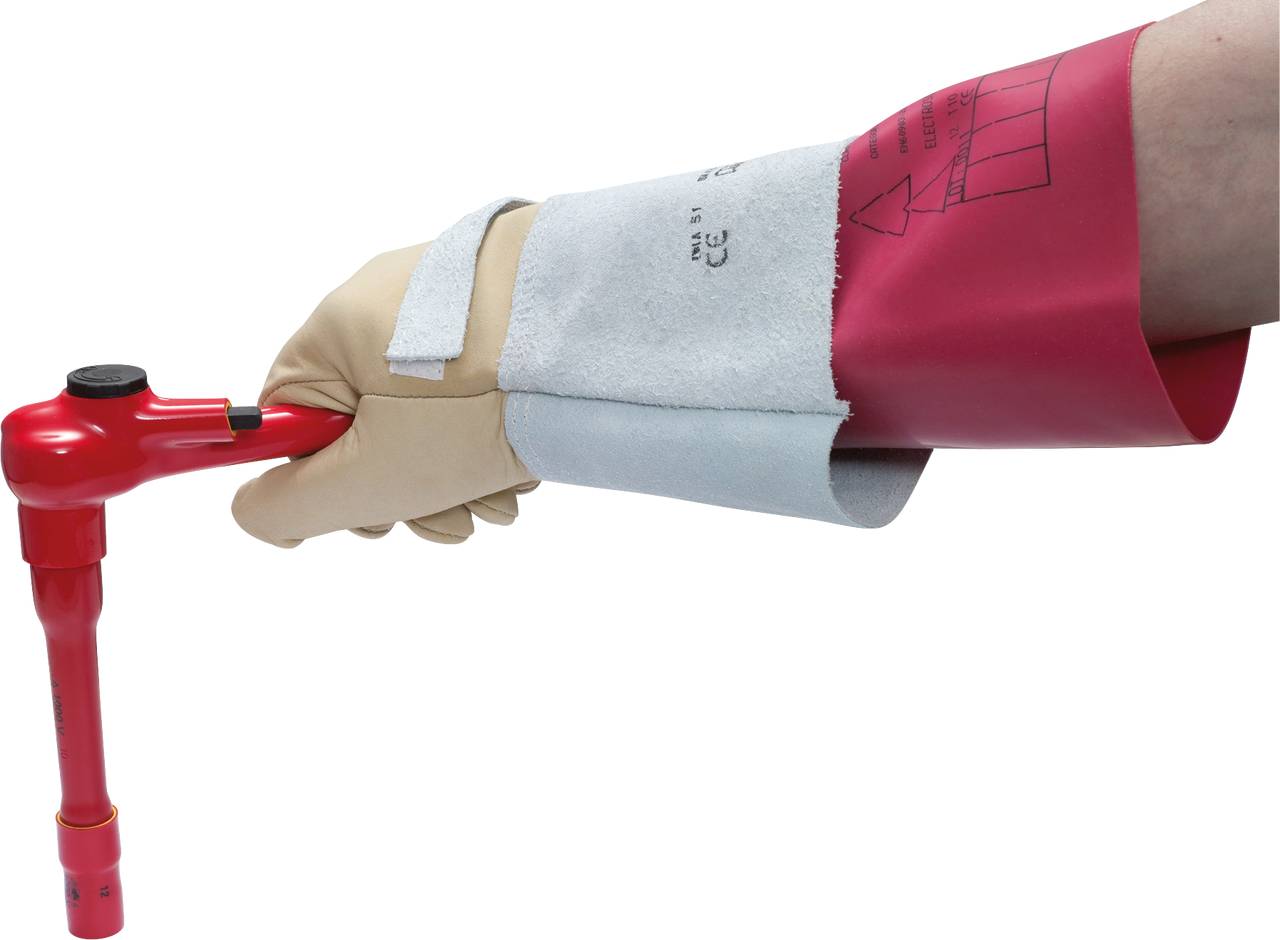 Jedna ruka má nasazený červený ochranný rukavici a drží elektrický nástroj. Rukavice se zdá být určená pro bezpečnostní účely.