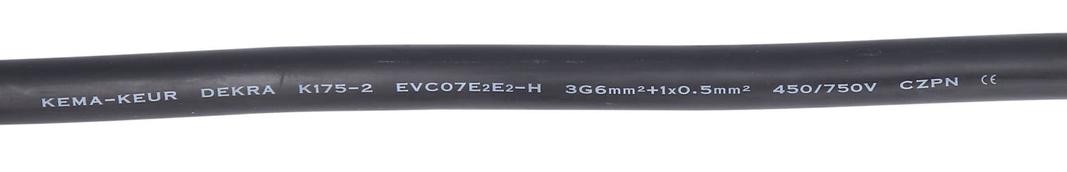 Černý elektrický kabel s potisky 'KEMA-KEUR', 'DEKRA', 'EVC', '75-2', '450/750V'. Vhodný pro 450/750 voltů.
