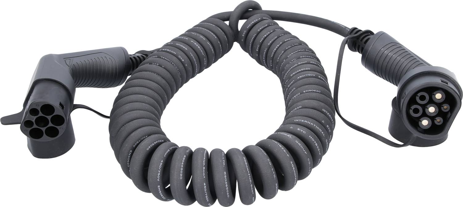 Černý spirálovitý nabíjecí kabel pro elektromobily se dvěma koncovkami určenými pro nabíjecí přípojky.