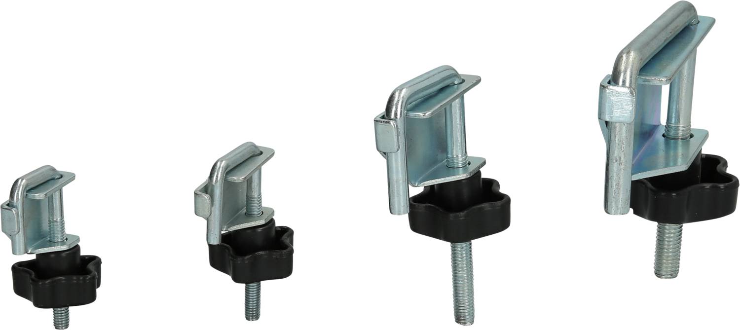 Čtyři různé kovové upínací zámky, každý s černou plastovou rukojetí a šroubovým závitem, umístěné vedle sebe na bílém pozadí.