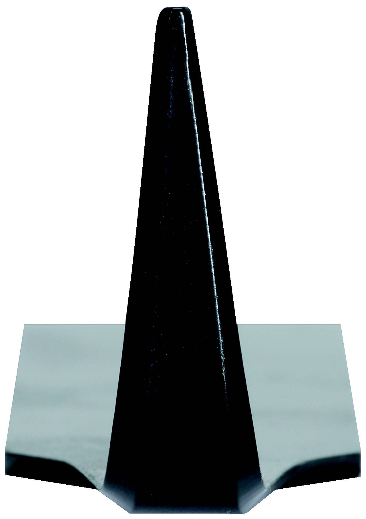 Černý dopravní kužel ve tvaru pyramidy stojí na rovném povrchu.