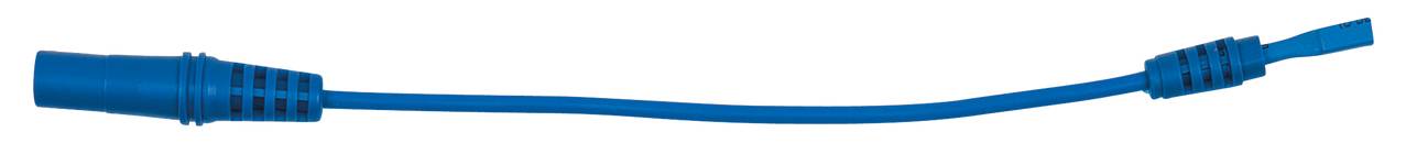 Modrý elektrický kabel se zástrčkou na jednom konci leží plošně, bez viditelných připojení mimo záběr.