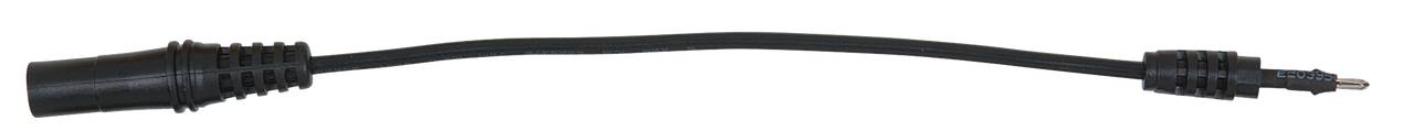 Černý síťový kabel s tlustým koncem vlevo a tenkým konektorem vpravo.