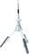 Stříbrná anténa se třemi sklopitelnými kovovými nohami, vhodná pro dočasné upevnění na střechy vozidel nebo jiné kovové povrchy.