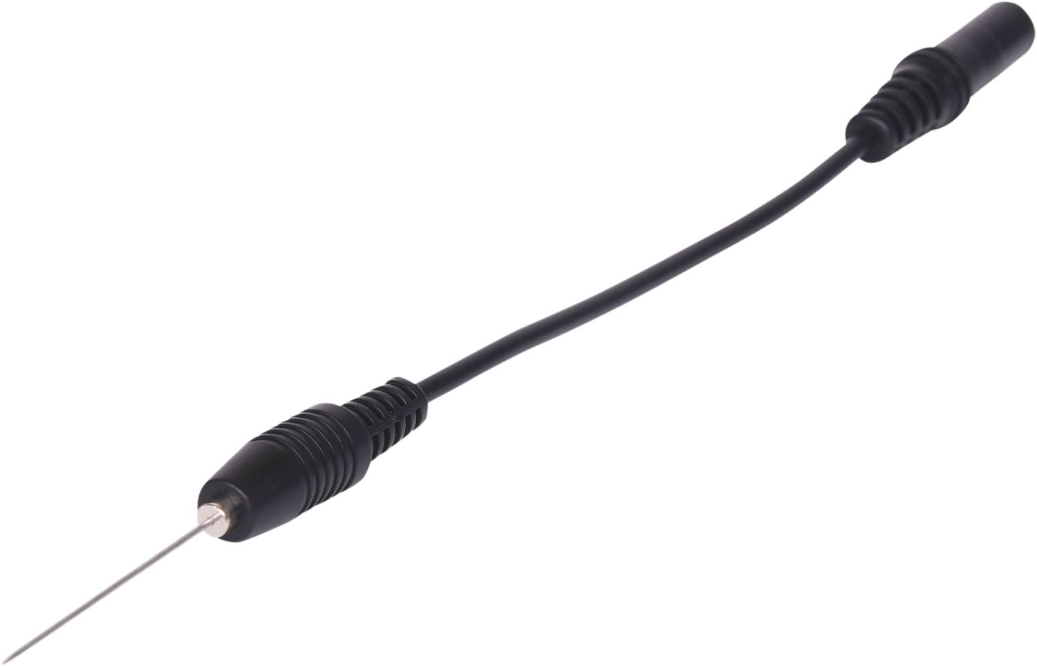 Černý kabel s tenkým kovovým prutem na jednom konci a zásuvkou na straně druhé. Mohl by být použit jako teplotní čidlo.