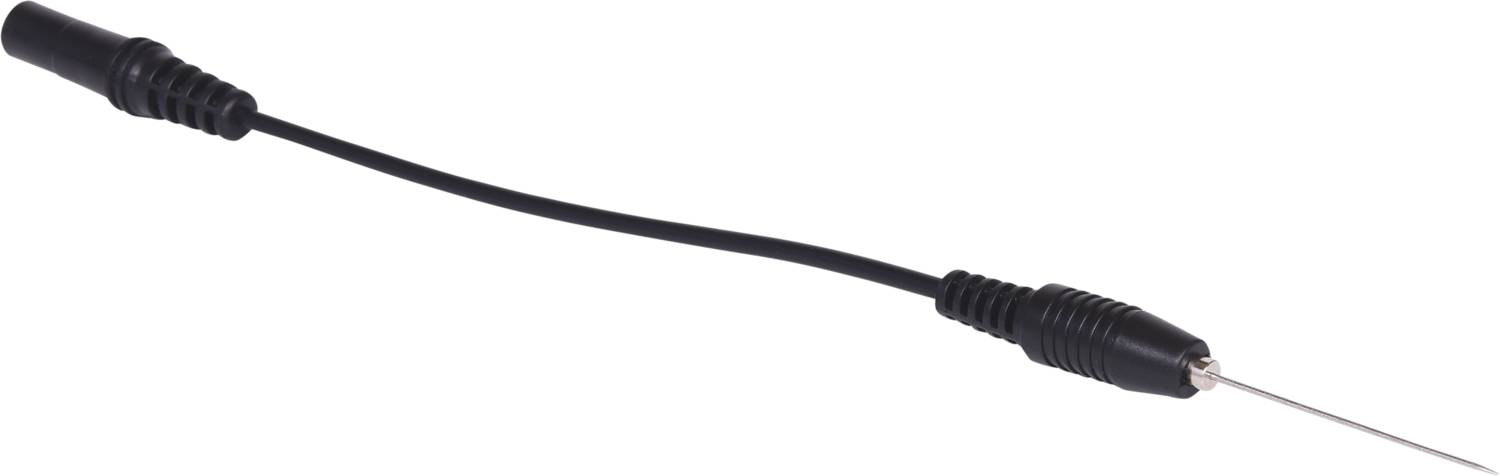 Černý koaxiální anténní kabel se dvěma konektory, vhodný pro příjem rádia nebo televize, na bílém pozadí.
