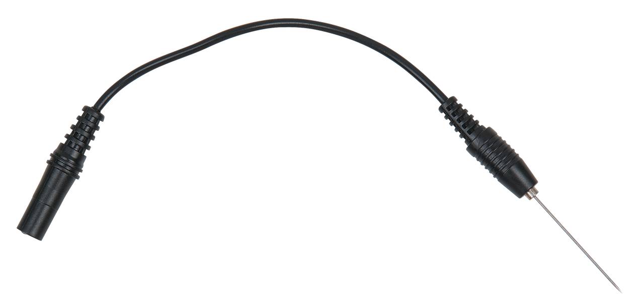 Černý kabel se zástrčkou na jednom konci a tenkým kovovým kolíkem na straně druhé, na bílém pozadí.